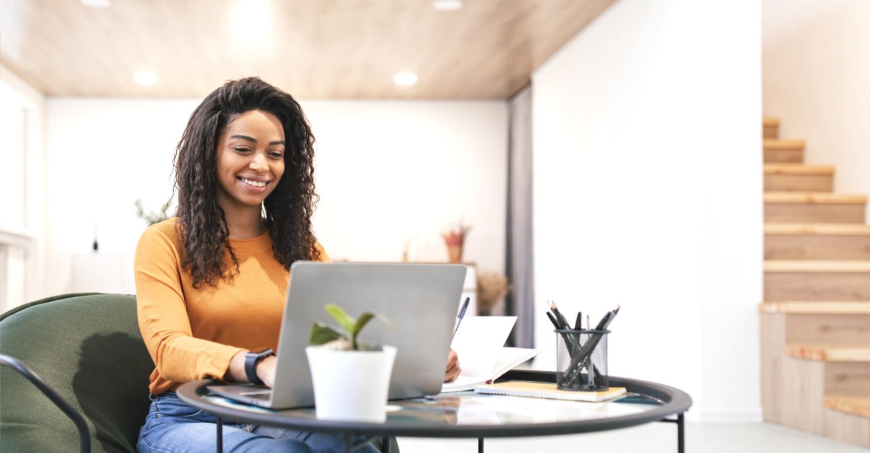 Estudiante realizando ejercicios prácticos de planificación financiera