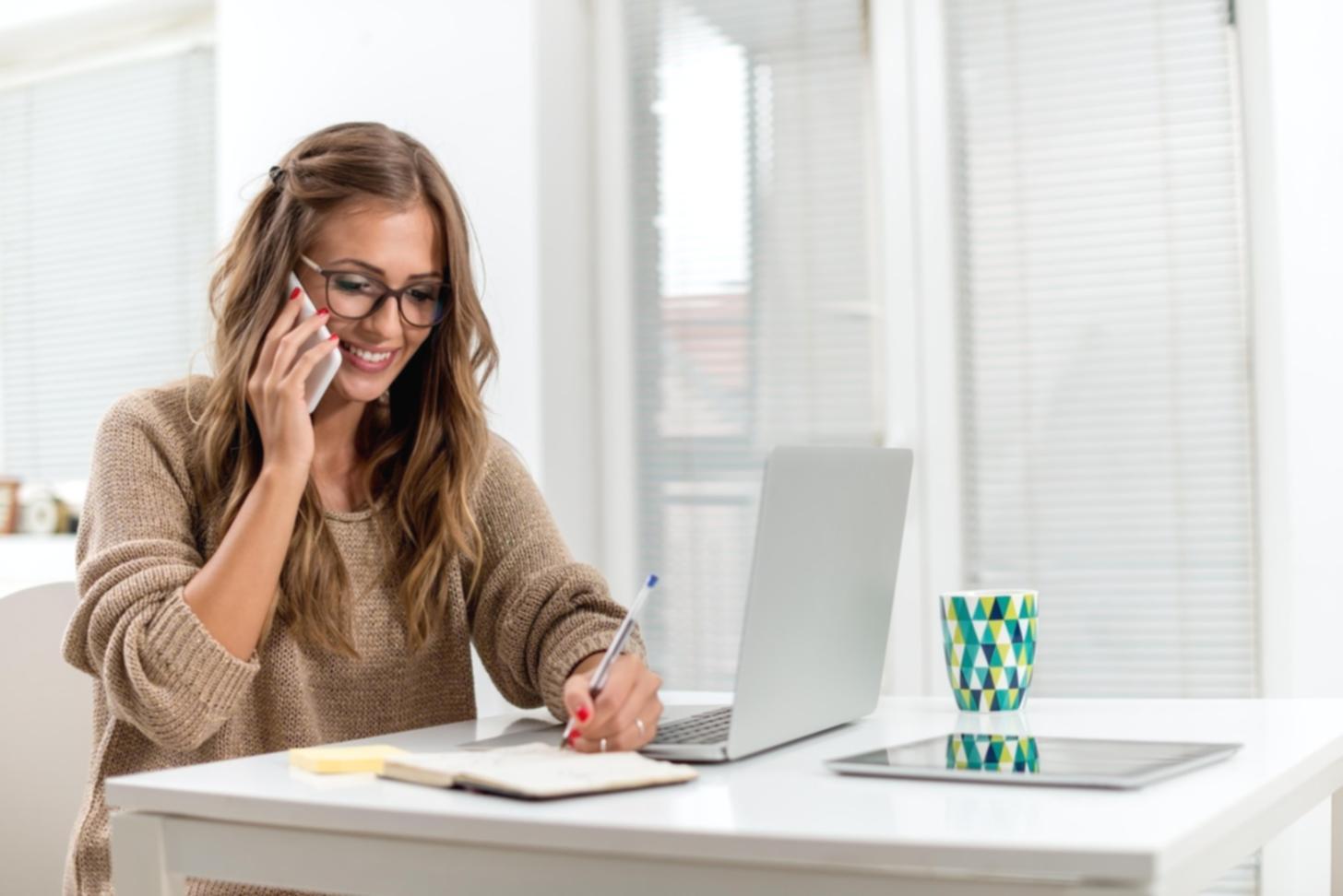 Asesor financiero brindando orientación personalizada a estudiante