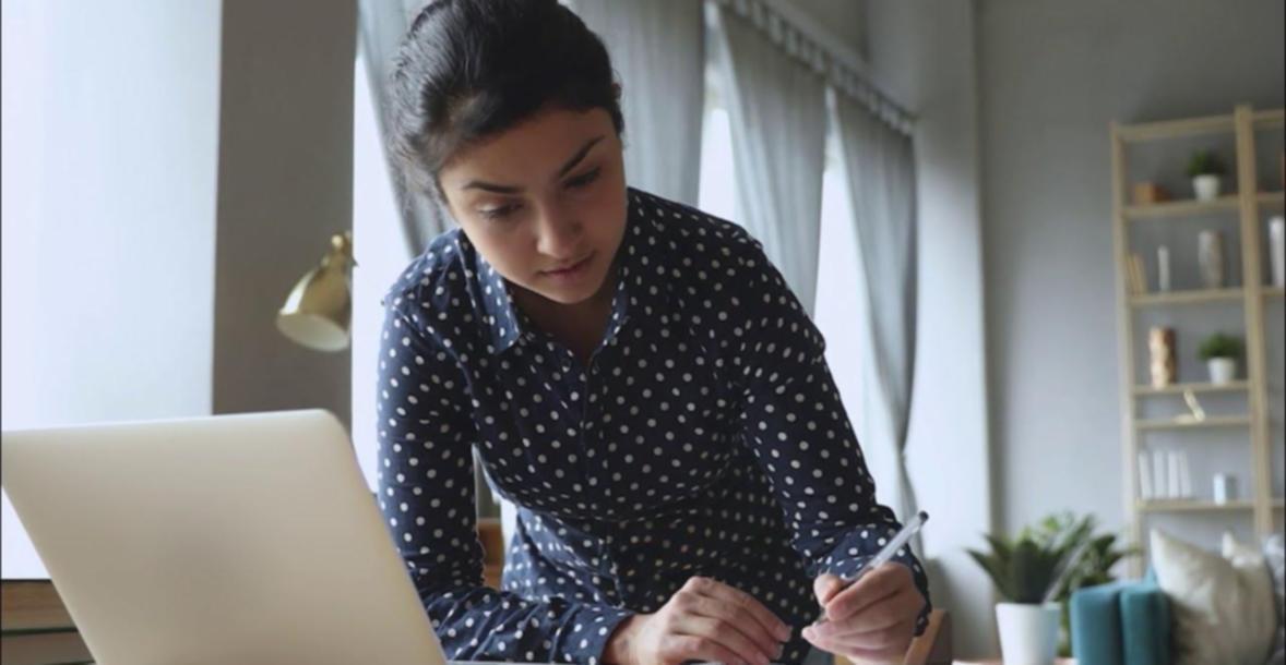 Estudiante revisando material educativo sobre finanzas personales en dispositivo digital