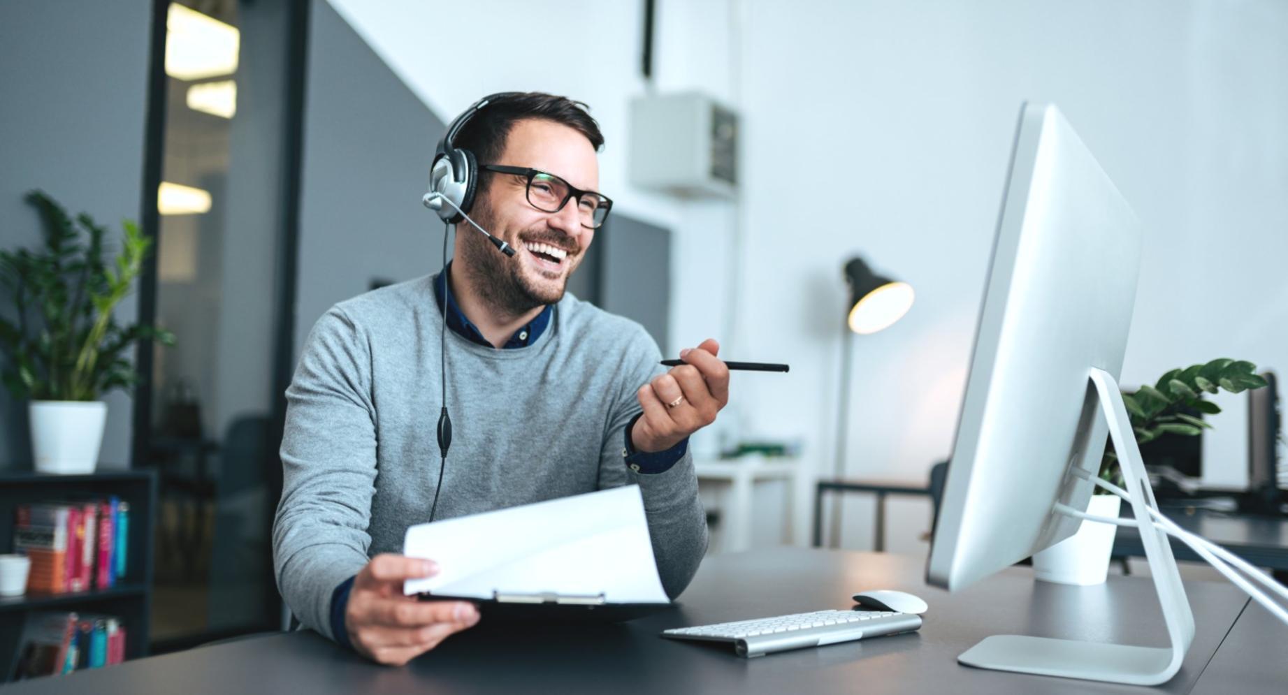 Espacio de trabajo organizado con material educativo y herramientas financieras